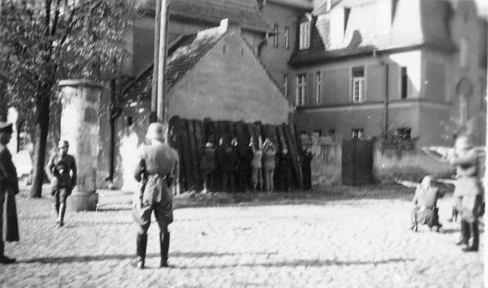 Die Wehrmacht führt ihren Feldzug auch gegen die Bevölkerung. Mit brutaler Gewalt geht die SS wie hier in Kórnik bei Posen gegen vermeintliche Widerstandskämpfer vor (Erschießung von polnischen Geiseln durch Soldaten einer Einsatzgruppe )