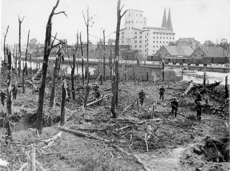 Auf der Danziger Westerplatte kommt es Anfang September 1939 zu den ersten heftigen Kämpfen zwischen Wehrmacht und polnischen Truppen. Erst nach siebentägigem Bombardement kapitulieren die Verteidiger
