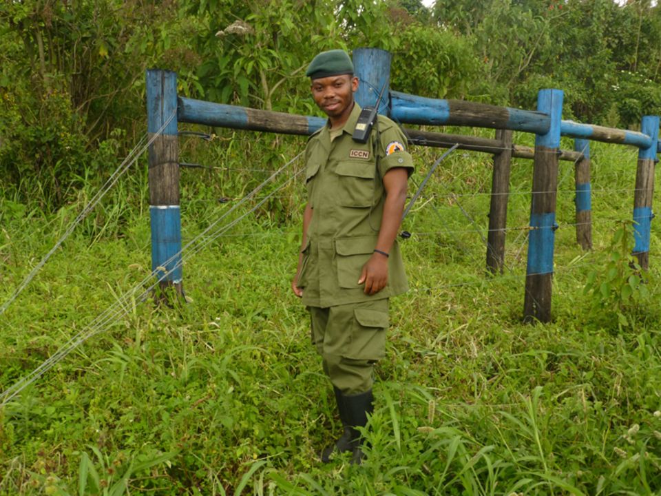 Demokratische Republik Kongo: Dieser Ranger kontrolliert den Elektrozaun, der Zusammenstöße zwischen Wildtieren, etwa Büffeln, und den Kleinbauern der Umgebung verhindert