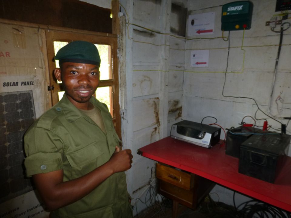 Die 12-Volt-Batterien im Verteilerhaus werden mittels Sonnenkollektoren auf dem Dach des Hauses geladen