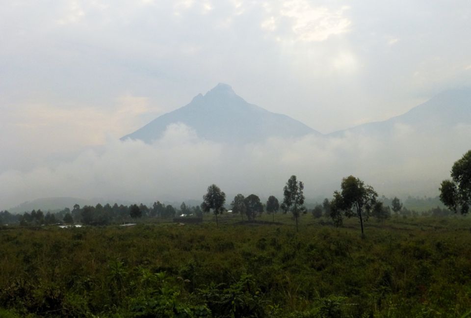 Der Straßenzustand ist miserabel, der Blick auf die in Nebel eingehüllten Silhouetten von Vulkanen entschädigt