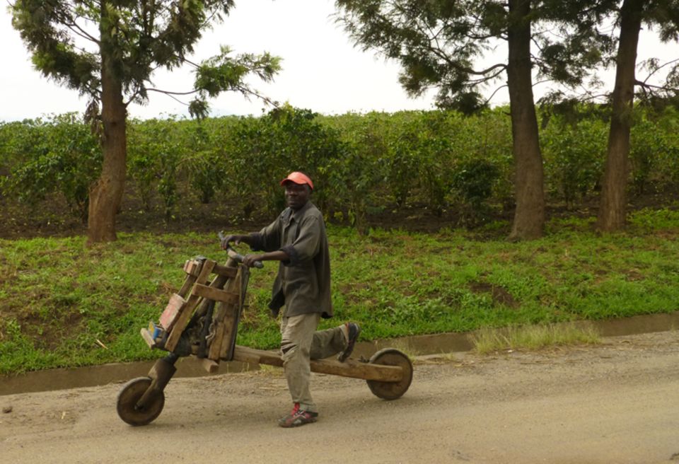 Mit selbstgezimmerten Lastenrollern aus Holz, Tshukudus genannt, wird so gut wie alles transportiert