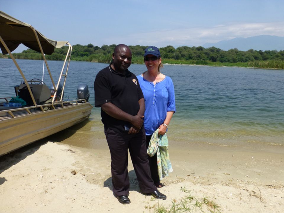 Eva Danulat und Ephrem Balole vor Durchquerung des 77 Kilometer langen Edward-Sees mit einem Patroullienboot des Nationalparkamtes