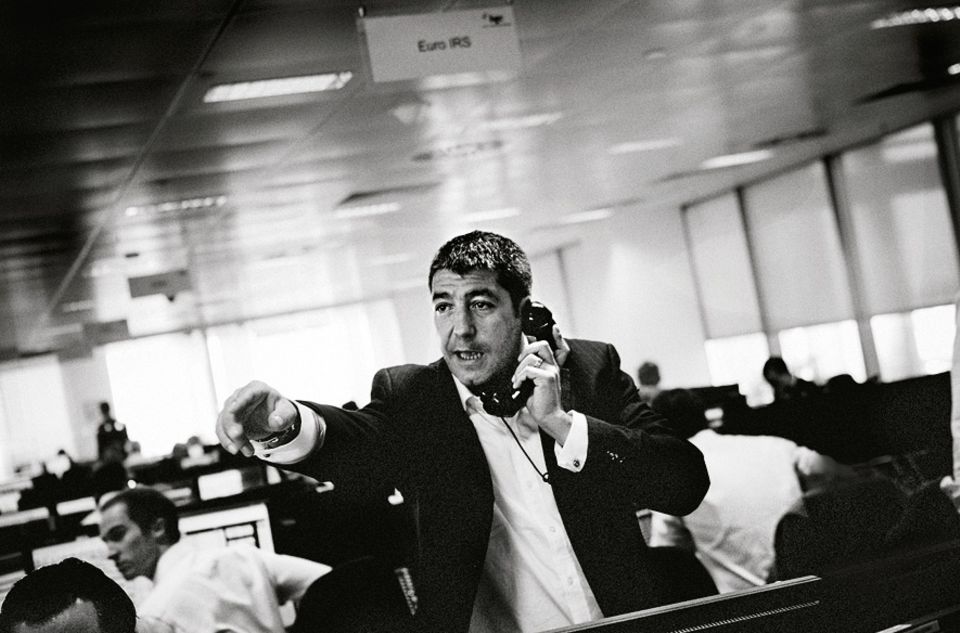 Burnout: Nirgends zeigen sich die Hektik, der Termindruck und Stress der modernen Arbeitswelt eindringlicher als in der Finanzbranche. Der britische Fotograf Marcus Bleasdale hat die überreizte Stimmung an der Londoner Börse während der Finanzkrise im Bild festgehalten Burnout: Nirgends zeigen sich die Hektik, der Termindruck und Stress der modernen Arbeitswelt eindringlicher als in der Finanzbranche. Der britische Fotograf Marcus Bleasdale hat die überreizte Stimmung an der Londoner Börse während der Finanzkrise im Bild festgehalten