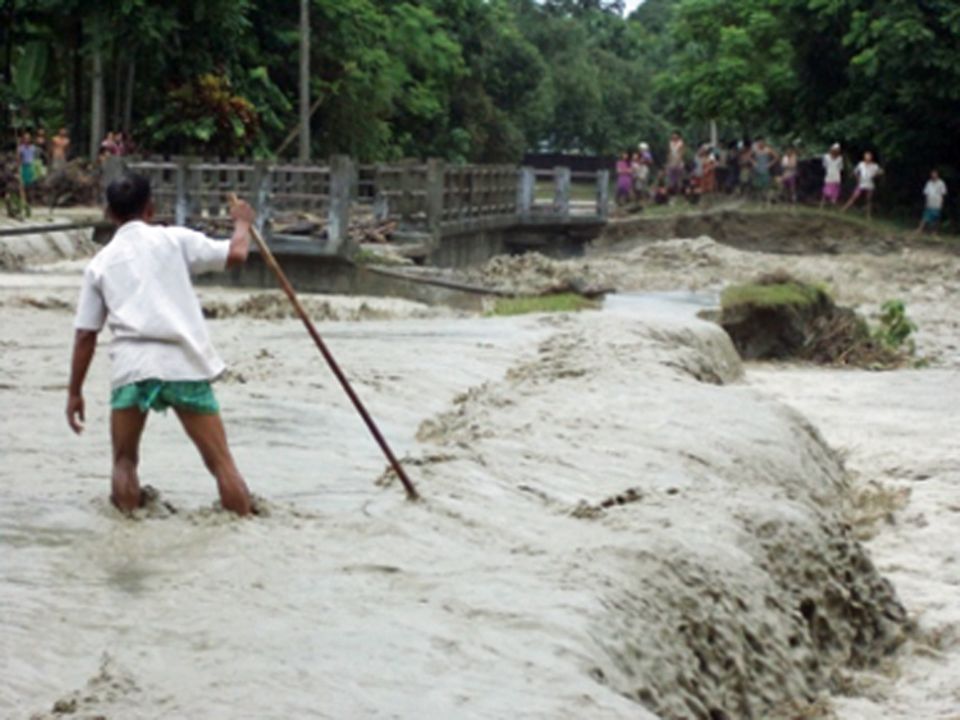 Durch die Überflutung zerstörte Brücke nach Dauraibari