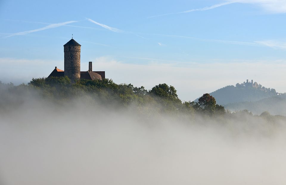 Werra-Burgen-Steig: Die Burgen Ludwigstein und Hanstein sind Wegbegleiter auf einer Wanderung durch das Werratal Werra-Burgen-Steig: Die Burgen Ludwigstein und Hanstein sind Wegbegleiter auf einer Wanderung durch das Werratal