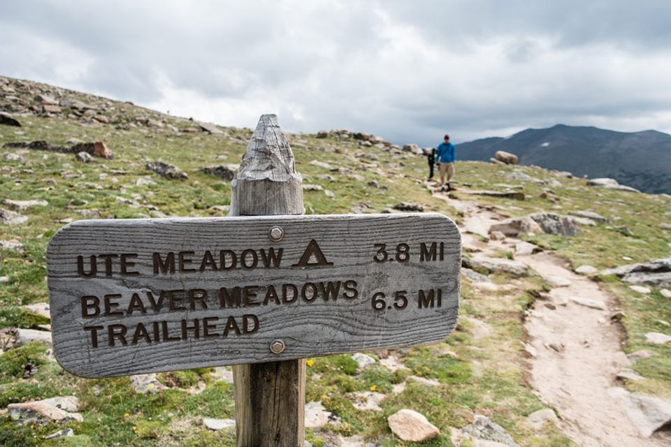 Rocky Mountains Nationalpark: Der Upper Beaver Meadows Rundwanderweg bietet einen weitläufigen Blick über den Rocky Mountain Nationalpark. Ein Abstecher vom Pfad führt zum Ute Meadows Zeltplatz, wo campen in der Wildnis erlaubt ist