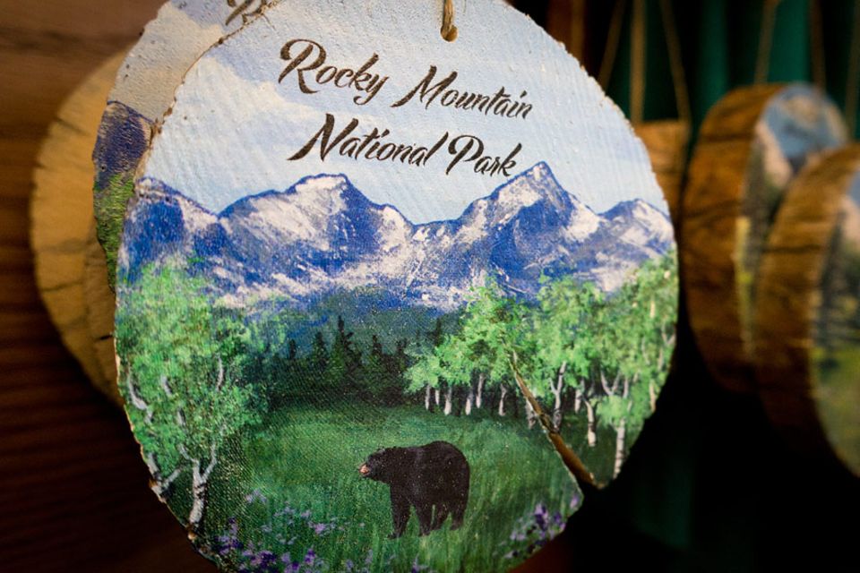 Rocky Mountains Nationalpark: Eine Holzplakette als Mitbringsel vom Souvenirladen des Beaver Meadows Besucherzentrums im Rocky Mountain Nationalpark