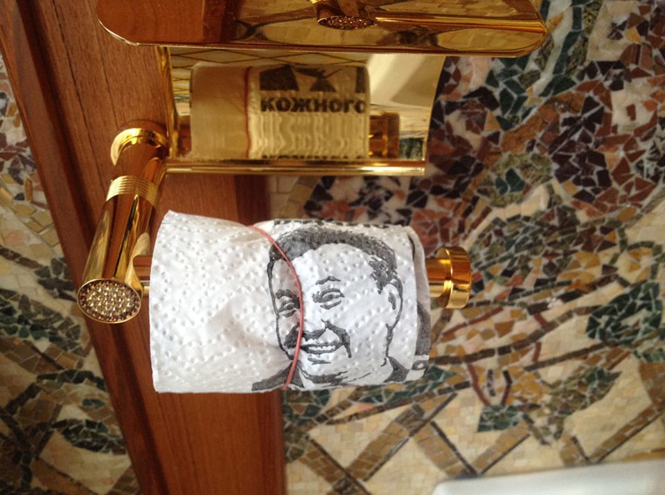 Skurriles Museum in Kiew: Goldene Amaturen, goldene Klobrillen – Wiktor Janukowitsch wusste sich zu feiern. Das eigene Konterfei auf dem Toilettenpapier kam allerdings erst nach seinem Sturz in den Palast Skurriles Museum in Kiew: Goldene Amaturen, goldene Klobrillen – Wiktor Janukowitsch wusste sich zu feiern. Das eigene Konterfei auf dem Toilettenpapier kam allerdings erst nach seinem Sturz in den Palast