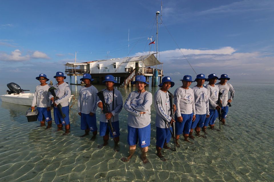 Angelique Songko (mi.) ist Chefin der Ranger-Truppe im Tubbataha Atollsystem, einem der prachtvollsten und artenreichsten Riffe weltweit Angelique Songko (mi.) ist Chefin der Ranger-Truppe im Tubbataha Atollsystem, einem der prachtvollsten und artenreichsten Riffe weltweit