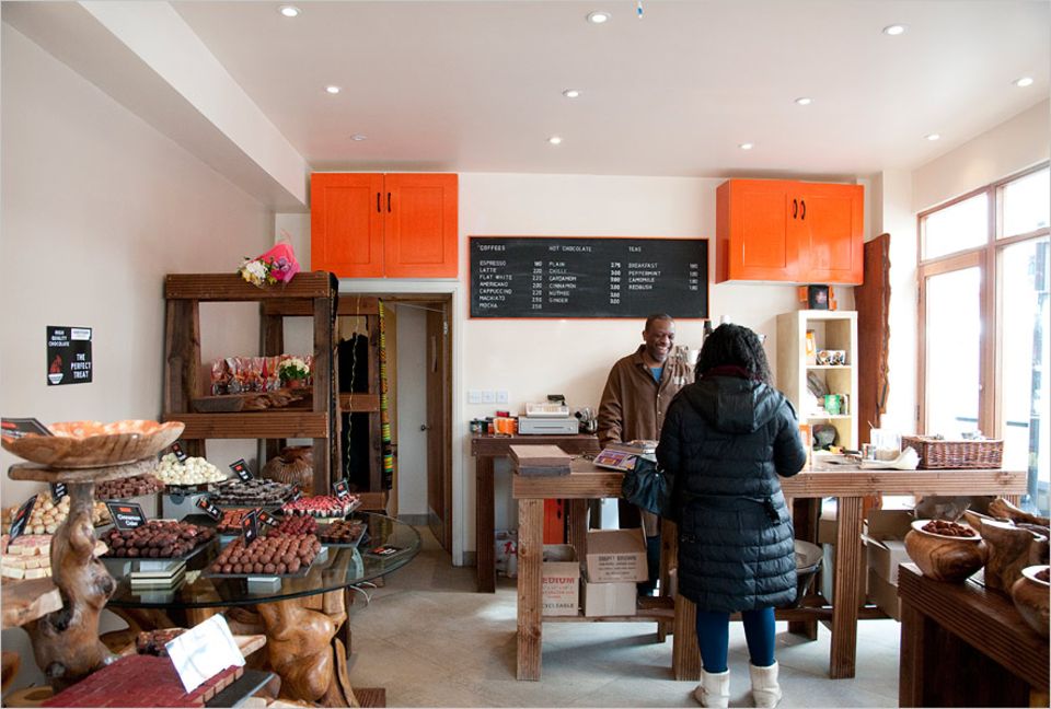 Reisetipps London: Immer gut gelaunt - Paul der Besitzer des Schokoladenladens "Dark Sugars" in der Brick Lane Reisetipps London: Immer gut gelaunt - Paul der Besitzer des Schokoladenladens "Dark Sugars" in der Brick Lane