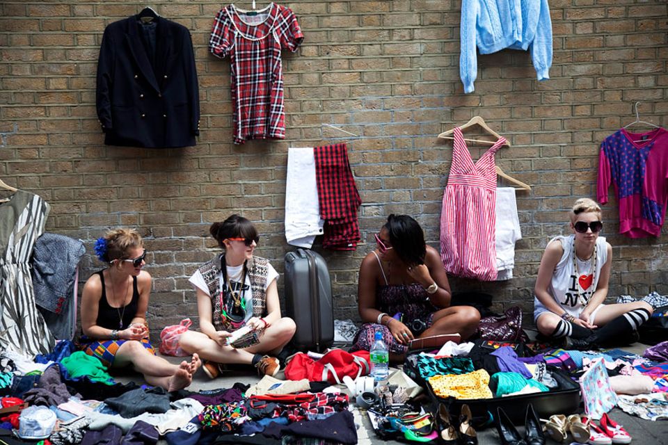 Reisetipps London: Eine Mischung aus Flohmarkt und Streetfood-Festival: Jeden Sonntag ist die Brick Lane gesäumt von Ständen aller Art - internationales Essen, Vintage-Klamotten und Platten Reisetipps London: Eine Mischung aus Flohmarkt und Streetfood-Festival: Jeden Sonntag ist die Brick Lane gesäumt von Ständen aller Art - internationales Essen, Vintage-Klamotten und Platten