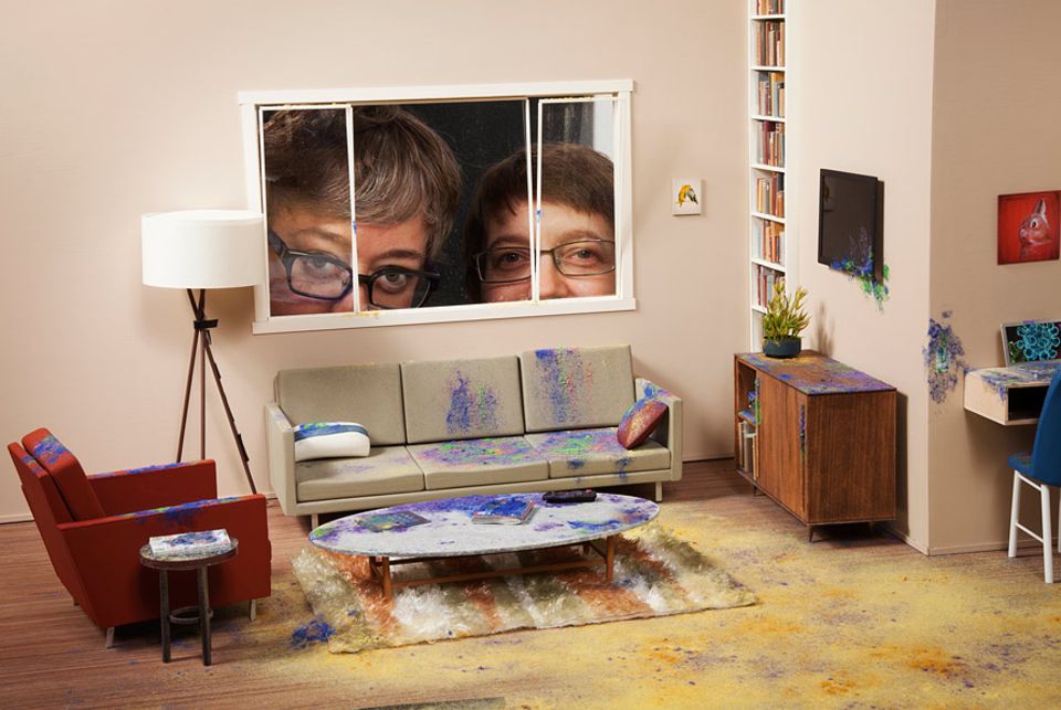 Bakterien: Selfie durchs Fenster: die New Yorker Künstlerinnen Lori Nix (links) und Kathleen Gerber