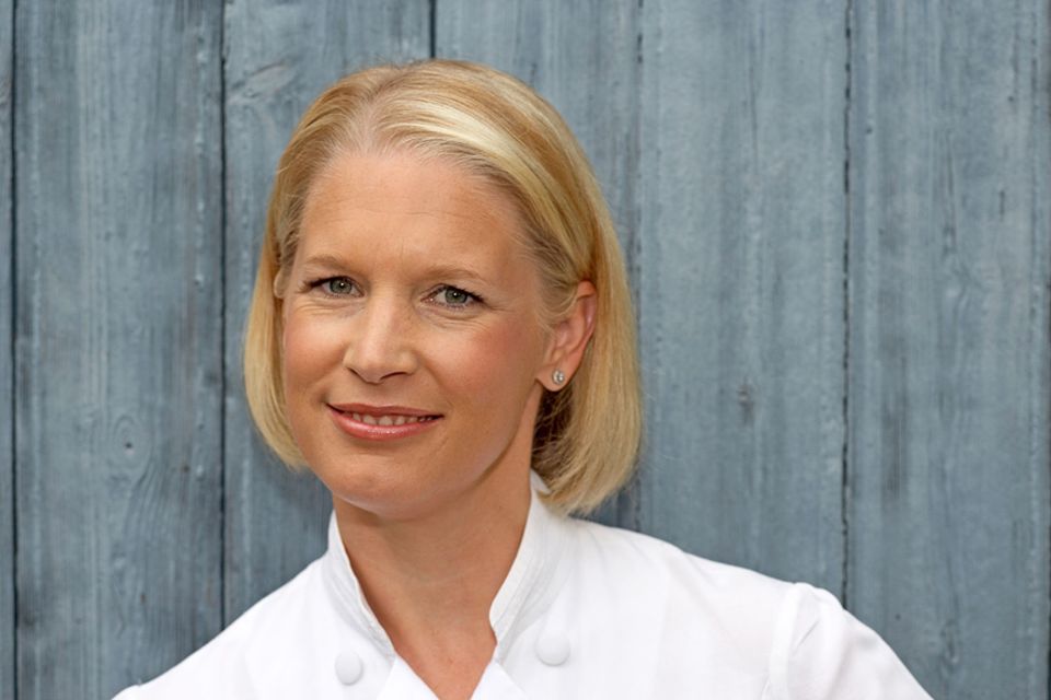 REISEWISSEN: Restaurantbesitzerin und Fernsehköchin Cornelia Poletto liebt nicht nur das Paddeln auf den Alsterkanälen REISEWISSEN: Restaurantbesitzerin und Fernsehköchin Cornelia Poletto liebt nicht nur das Paddeln auf den Alsterkanälen