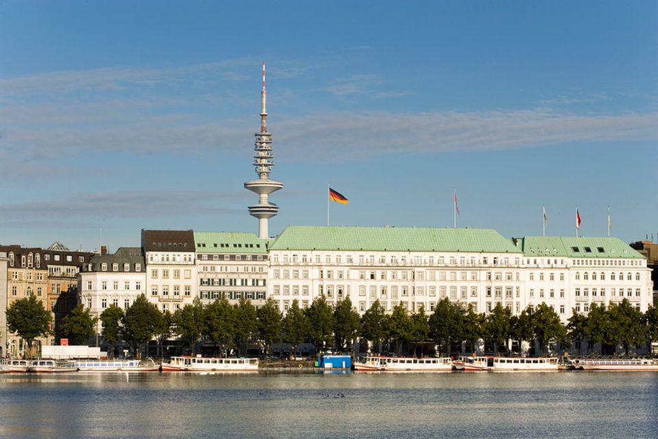 REISETIPPS: das Fairmont Hotel Vier Jahreszeiten ist die erste Adresse an der Alster – und die dortige Teatime natürlich auch erstklassig