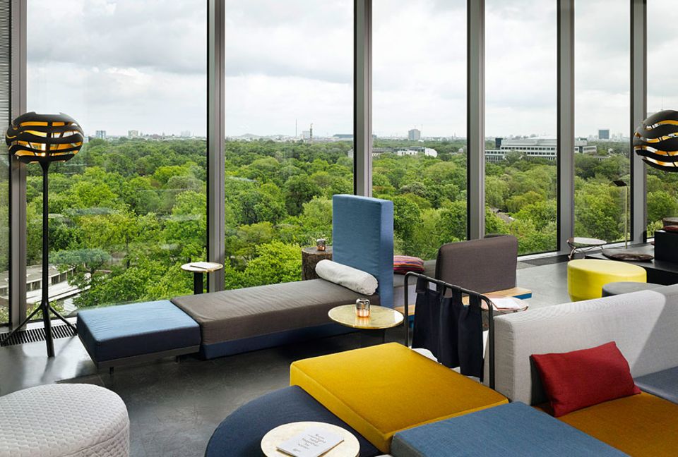 Reisetipps: Die Monkey Bar im 10. Stock des 25hours Hotels ist der neue Liebling für einen Absacker zum Sonnenuntergang. Der Blick über den Tiergarten und den Zoo ist inklusive