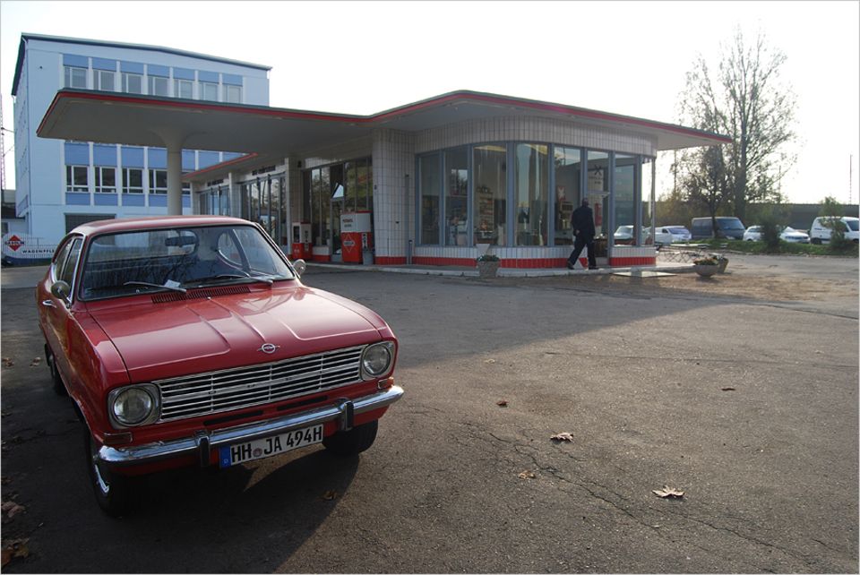 Reisetipps: Die Tankstelle Brandshof ist besonders an den Wochenenden ein beliebter Oldtimer-Treff und versprüht Rockabilly-Charme Reisetipps: Die Tankstelle Brandshof ist besonders an den Wochenenden ein beliebter Oldtimer-Treff und versprüht Rockabilly-Charme