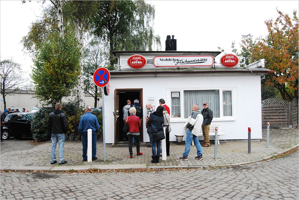 Reisetipps: Eine Institution seit 1932: Die Veddler Fischgaststätte. Der Ofen stammt aus dem Jahr 1947 und diverse Auszeichnungen beglaubigen, dass es hier den "besten Backfisch in Hamburg" gibt Reisetipps: Eine Institution seit 1932: Die Veddler Fischgaststätte. Der Ofen stammt aus dem Jahr 1947 und diverse Auszeichnungen beglaubigen, dass es hier den "besten Backfisch in Hamburg" gibt