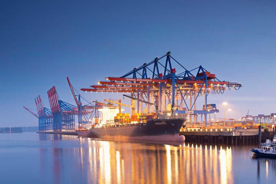 Hamburger Hafen: Der Containerumschlag im Hamburger Hafen wächst rasant. Die Schiffe auch. Der Streit zwischen Stadt und Umweltschutzverbänden um die nächste Elbvertiefung ist jetzt vor Gericht