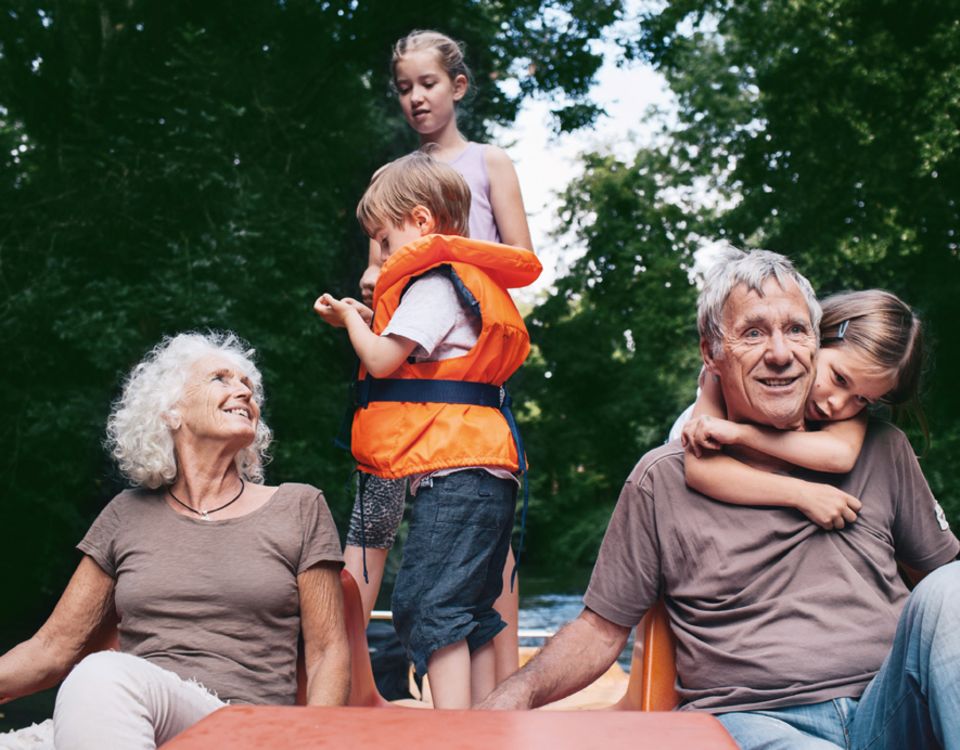 Grosseltern: Mit Oskar, Lena und Carina fahren Marianne Emrich, 65, und Otto Fricke, 75, Tretboot auf dem Main. Früher empfingen Großeltern ihre Enkel eher im Lehnstuhl, heute sind die Generationen gemeinsam aktiv Grosseltern: Mit Oskar, Lena und Carina fahren Marianne Emrich, 65, und Otto Fricke, 75, Tretboot auf dem Main. Früher empfingen Großeltern ihre Enkel eher im Lehnstuhl, heute sind die Generationen gemeinsam aktiv