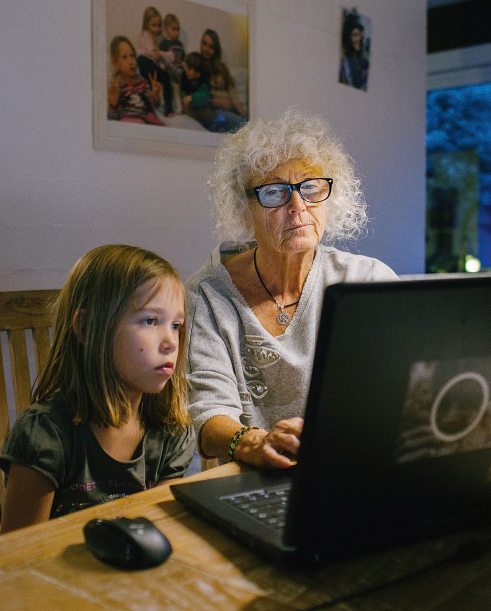 Grosseltern: Wenn Oskar, 4, Lena, 10, und Carina, 9, ihre Großeltern besuchen, werden Kreuzworträtsel gelöst, man sucht gemeinsam Bilder für ein digitales Fotoalbum aus... Grosseltern: Wenn Oskar, 4, Lena, 10, und Carina, 9, ihre Großeltern besuchen, werden Kreuzworträtsel gelöst, man sucht gemeinsam Bilder für ein digitales Fotoalbum aus...