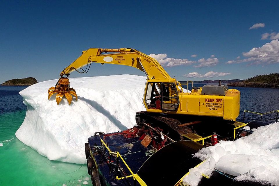 Einige Einwohne Neufundlands fangen die vorbeiziehende Eisberge ab und schmelzen sie zum reinsten Trinkwasser, das es gibt