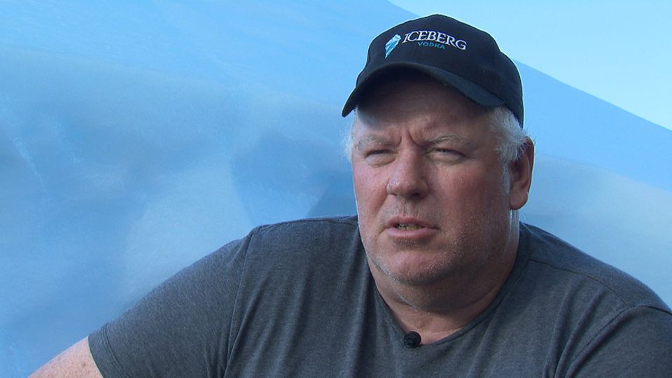 Ed Kean sucht nach kleineren Eisbergen, die vor der Küste Neufundlands vorbeidriften, fängt sie ein und baut sie ab