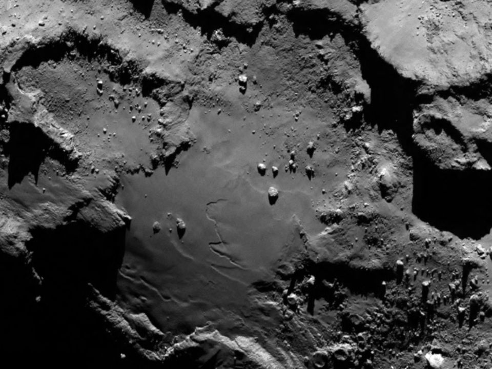 Raumsonde Rosetta: Schwieriges Manöver: Der vorgesehene Landeplatz aus einer Distanz von 130 Kilometern. Sichtbar sind Ebenen, aber auch Krater und Kliffs, die dem Lander Philae gefährlich werden könnten Raumsonde Rosetta: Schwieriges Manöver: Der vorgesehene Landeplatz aus einer Distanz von 130 Kilometern. Sichtbar sind Ebenen, aber auch Krater und Kliffs, die dem Lander Philae gefährlich werden könnten