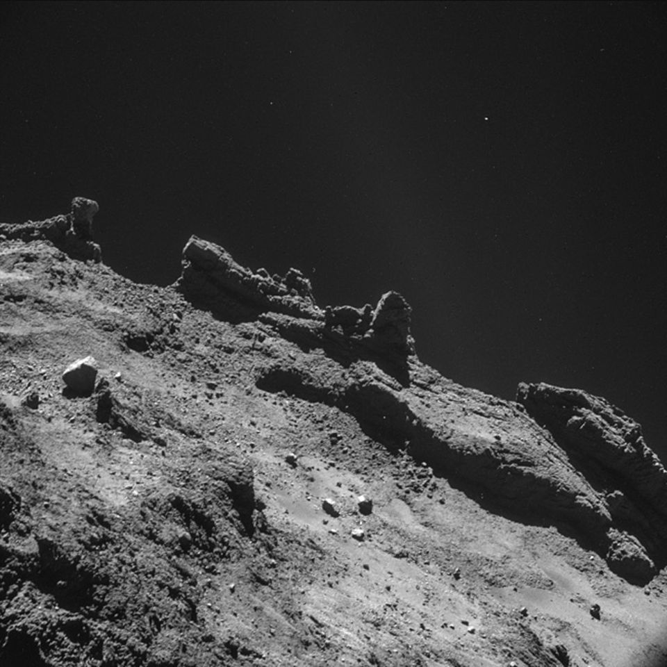 Raumsonde Rosetta: Aus einer Entfernung von rund acht Kilometern werden vor dem Hintergrund des Alls dramatische Landschaftsstrukturen sichtbar Raumsonde Rosetta: Aus einer Entfernung von rund acht Kilometern werden vor dem Hintergrund des Alls dramatische Landschaftsstrukturen sichtbar