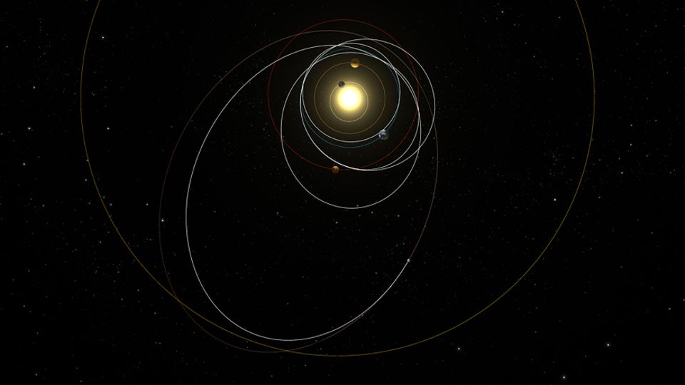 Raumsonde Rosetta: Seit ihrem Start im März 2004 raste Rosetta dreimal an der Erde und einmal am Mars vorbei. Im August schwenkte sie dann in einen Orbit um den Zielkometen "Tschuri" ein Raumsonde Rosetta: Seit ihrem Start im März 2004 raste Rosetta dreimal an der Erde und einmal am Mars vorbei. Im August schwenkte sie dann in einen Orbit um den Zielkometen "Tschuri" ein