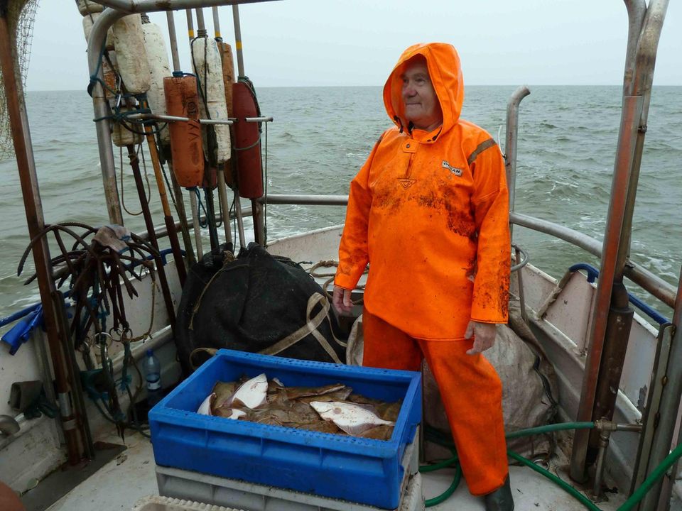 Vor 20 Jahren lebten die Bewohner des Küstendorfes Pavilosta ausschließlich vom Fischfang – heute ist die Fischerei auch hier ein hartes Brot, zumal wenn die berühmten Sprotten ausbleiben Vor 20 Jahren lebten die Bewohner des Küstendorfes Pavilosta ausschließlich vom Fischfang – heute ist die Fischerei auch hier ein hartes Brot, zumal wenn die berühmten Sprotten ausbleiben