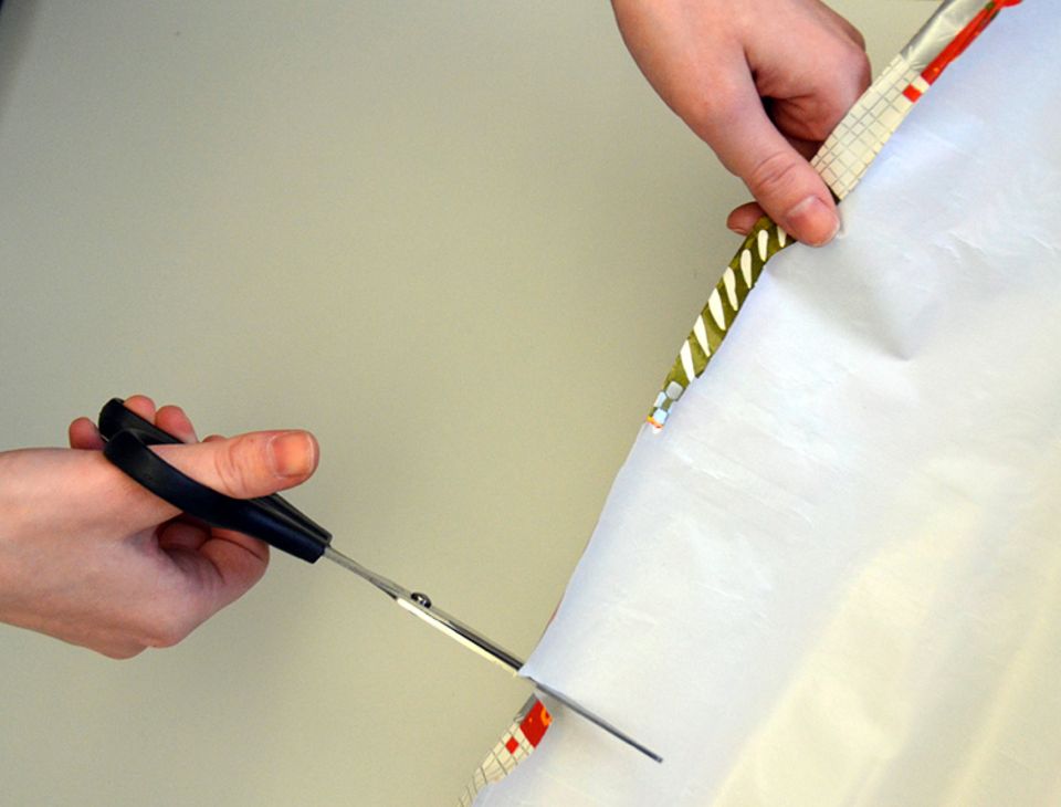 Weihnachten: Geschenkpapier für den Adventskalender zuschneiden