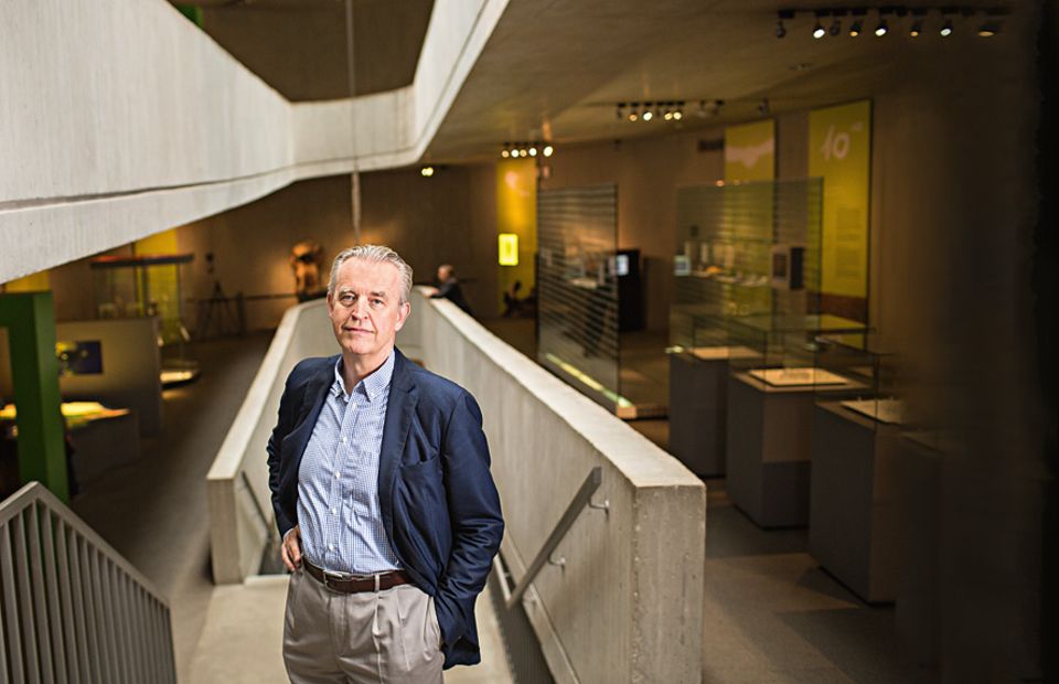 Neandertaler: GERD-CHRISTIAN WENIGER hat das Neanderthal Museum in Mettmann maßgeblich mitkonzipiert und ist seit der Eröffnung 1996 dessen Direktor Neandertaler: GERD-CHRISTIAN WENIGER hat das Neanderthal Museum in Mettmann maßgeblich mitkonzipiert und ist seit der Eröffnung 1996 dessen Direktor