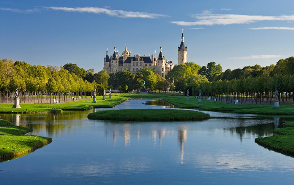 REISETIPPS: Das Schweriner Schloss thront auf einer Insel und ist auf der UNESCO Anwärterliste zum Welterbe zu finden, denn es ist ein herausragendes Zeugnis des "Romantischen Historismus" des 19. Jahrhunderts. Grund genug es jetzt schon zu besuchen, bevor es der Rest der Welt entdeckt REISETIPPS: Das Schweriner Schloss thront auf einer Insel und ist auf der UNESCO Anwärterliste zum Welterbe zu finden, denn es ist ein herausragendes Zeugnis des "Romantischen Historismus" des 19. Jahrhunderts. Grund genug es jetzt schon zu besuchen, bevor es der Rest der Welt entdeckt