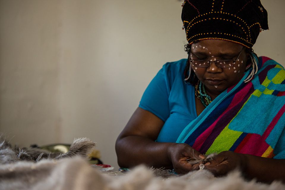 Xhosa-Frau Portia in der Werkstatt von Ricca Turgel Xhosa-Frau Portia in der Werkstatt von Ricca Turgel