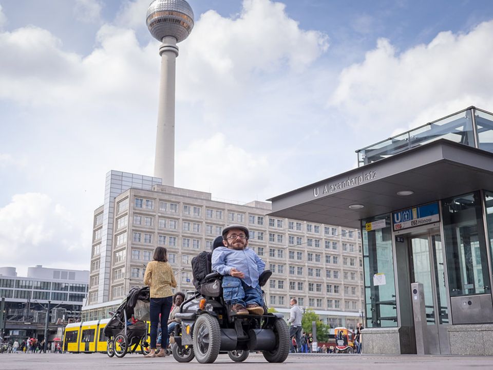 Barrierefrei Reisen: In Berlin ist Raul Krauthausen zu Hause, dank der Einträge bei seiner wheelmap entdeckt auch er immer wieder neue barrierefreie Cafés oder Orte in der Hauptstadt