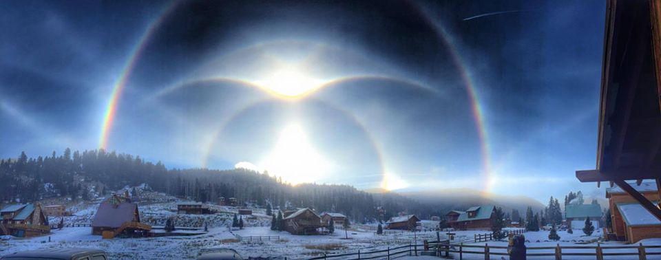 Seltenes Wetterphänomen: Eine Wissenschaft für sich: Der innere Kreis um die aufgehende Sonne wird 22-Grad-Bogen genannt, die möwenartige Erscheinung darüber ist der Obere Berührungsbogen