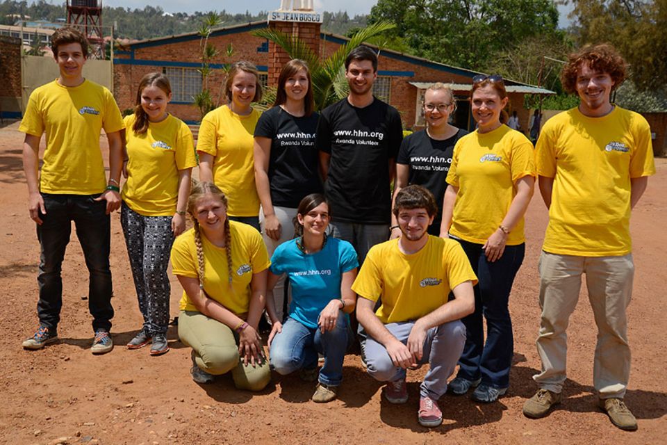 Ehrenamt: Das Team von Aktion Tagwerk während einer Projektreise nach Ruanda