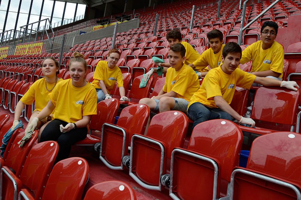 Ehrenamt: Die Schüler verrichten ihr Tagwerk im Stadion des Fußballvereins Mainz 05 Ehrenamt: Die Schüler verrichten ihr Tagwerk im Stadion des Fußballvereins Mainz 05