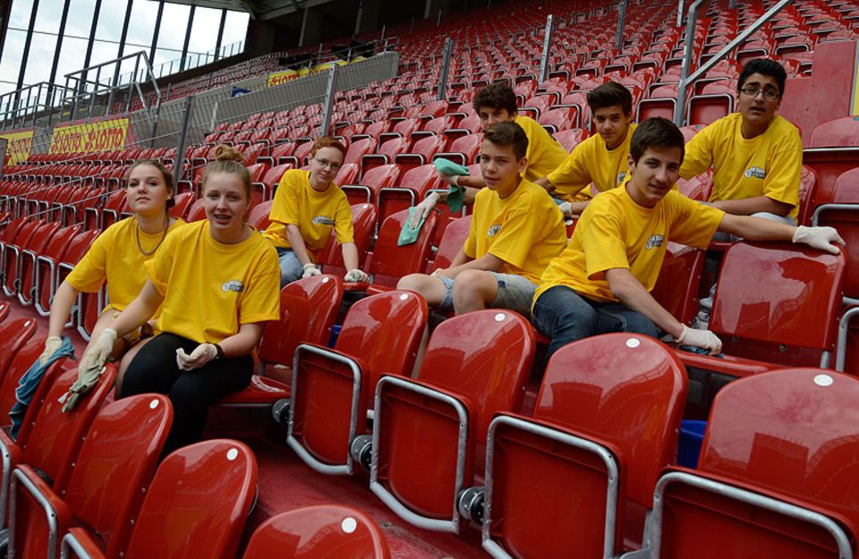 Ehrenamt: Die Schüler verrichten ihr Tagwerk im Stadion des Fußballvereins Mainz 05