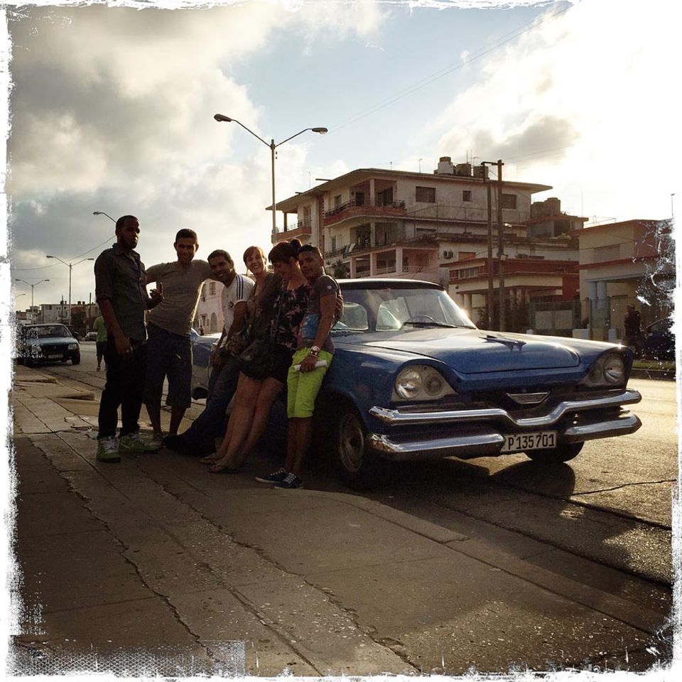 Albert, Fahrer Emilio, Kameramann Kalet, Joanna Michna, Anne Kristina Kliem und Yoni mit Produktionsauto, Playa, Havanna, Kuba