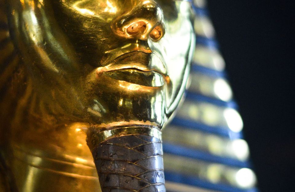 Expertenstreit um Tutanchamun: Mitarbeiter des Ägyptischen Museum in Kairo haben wohl überhastet nach dem erstbesten Klebstoff gegriffen - leider war’s der falsche