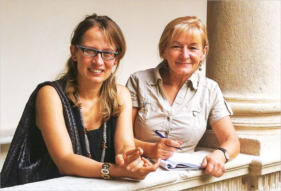 Bindegewebe: Hanie Luczak (r.), GEO-Redakteurin und promovierte Biochemikerin, gewann bei Professorin Carla Stecco in Padua nicht nur Einblicke in Körper, sondern erlebte auch herzliche italienische Gastfreundschaft. Stecco zählt zu den Pionierinnen der Faszien-Forschung
