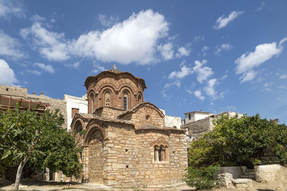 Griechenland: Den Hauptplatz von Pyrgi mit der kleinen Kirche auf der Insel Chios finden nur Entdecker Griechenland: Den Hauptplatz von Pyrgi mit der kleinen Kirche auf der Insel Chios finden nur Entdecker
