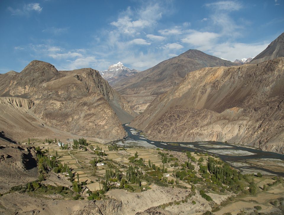 Abenteuer: Mit einer Höhe von knapp 7500 Metern ist der Pamir nach dem Himalaya das zweithöchste Gebirge der Welt. Die Bewohner seiner Täler leben vom Ertrag der kargen Böden. Nur Wasser gibt es im Überfluss, besonders im Sommer, wenn die Gletscher schmelzen