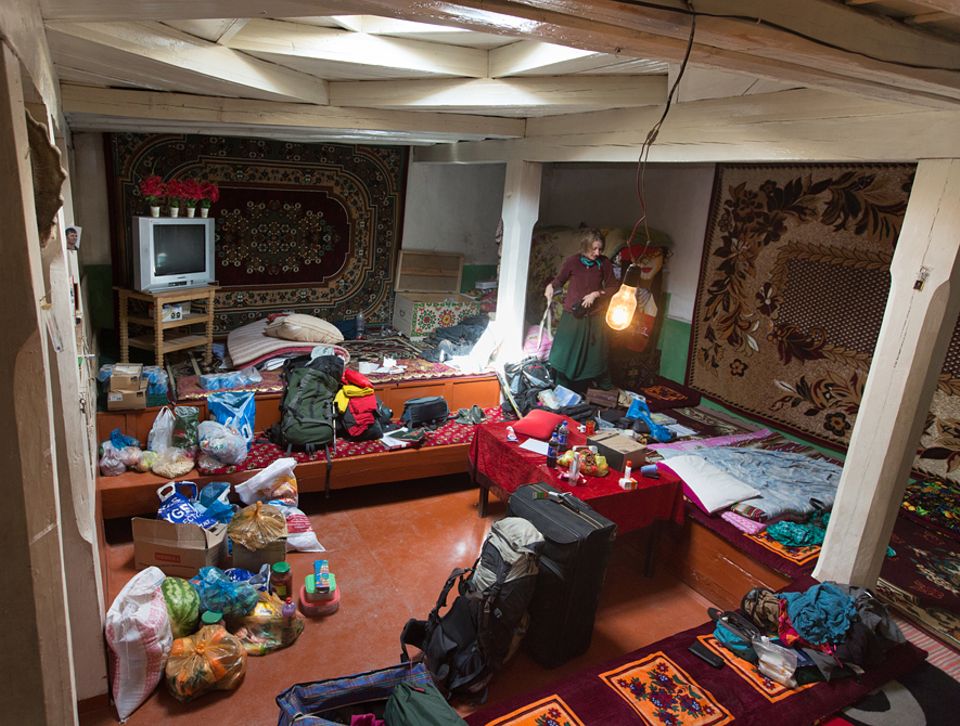 Abenteuer: Ein Haus besteht im Pamir meist aus einem großen, fast leeren Raum. In diesem hat sich das GEO-Team ausgebreitet, in einem Chaos aus Kleidung, Lebensmitteln, Geschenken
