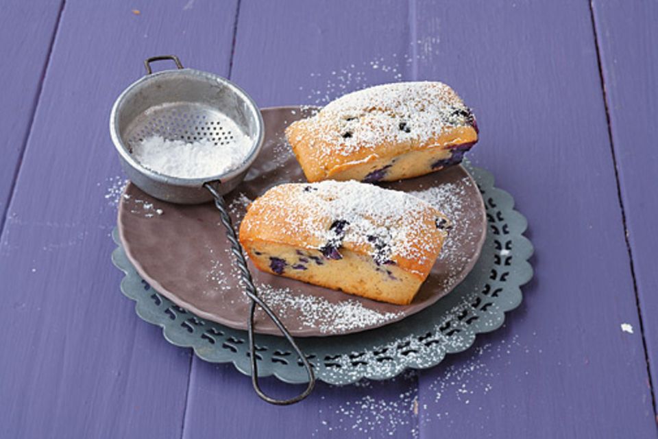 Rezept: Die kleinen Buttermilch-Heidelbeer-Kuchen sind im Handumdrehen fertig gebacken Rezept: Die kleinen Buttermilch-Heidelbeer-Kuchen sind im Handumdrehen fertig gebacken