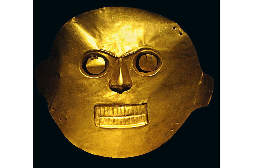 El Dorado: Für die Ureinwohner Südamerikas besitzt Gold vor allem rituellen Wert. Wie diese Totenmaske, die das Antlitz des Verschiedenen unsterblich machen soll, haben fast alle Geschmeide eine symbolische Bedeutung. Die Indios verarbeiten zumeist deshalb Gold, weil es glänzt wie die Leben spendende, von ihnen als göttlich verehrte Sonne