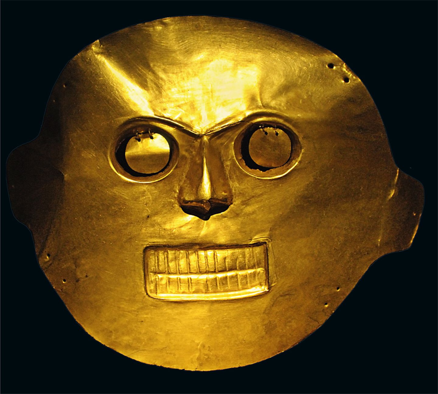 El Dorado: Für die Ureinwohner Südamerikas besitzt Gold vor allem rituellen Wert. Wie diese Totenmaske, die das Antlitz des Verschiedenen unsterblich machen soll, haben fast alle Geschmeide eine symbolische Bedeutung. Die Indios verarbeiten zumeist deshalb Gold, weil es glänzt wie die Leben spendende, von ihnen als göttlich verehrte Sonne