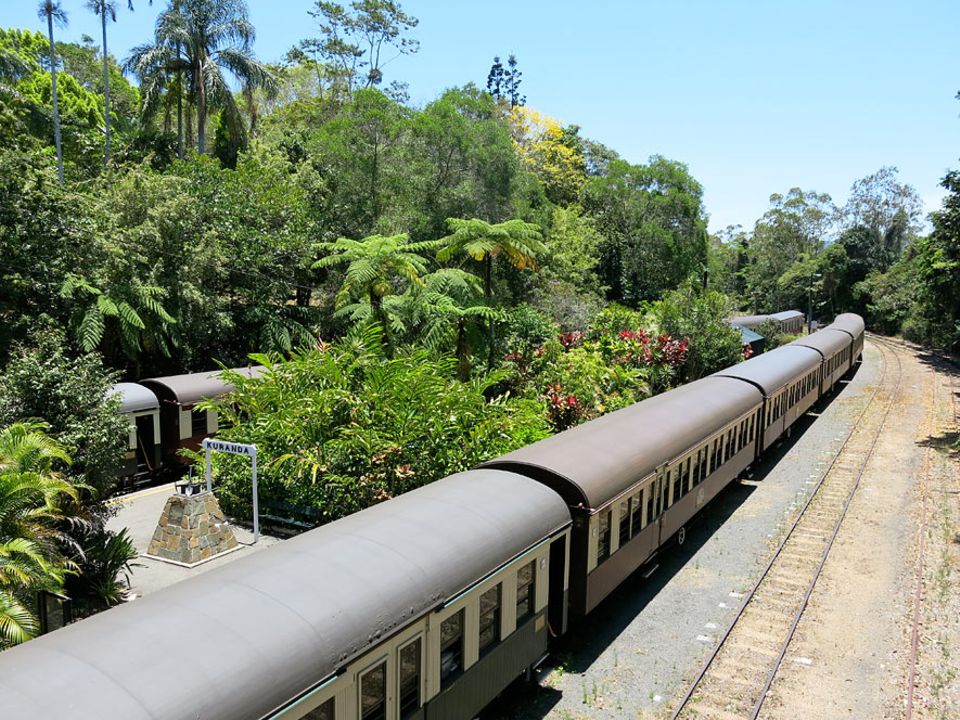 Australiens Ostküste: Je langsamer, desto besser: Die Züge der Kuranda Scenic Railway schlängeln sich von Cairns durch den Regenwald nach Kuranda. Knapp zwei Stunden dauert die Fahrt inklusive Fotostopp an den Barron Falls